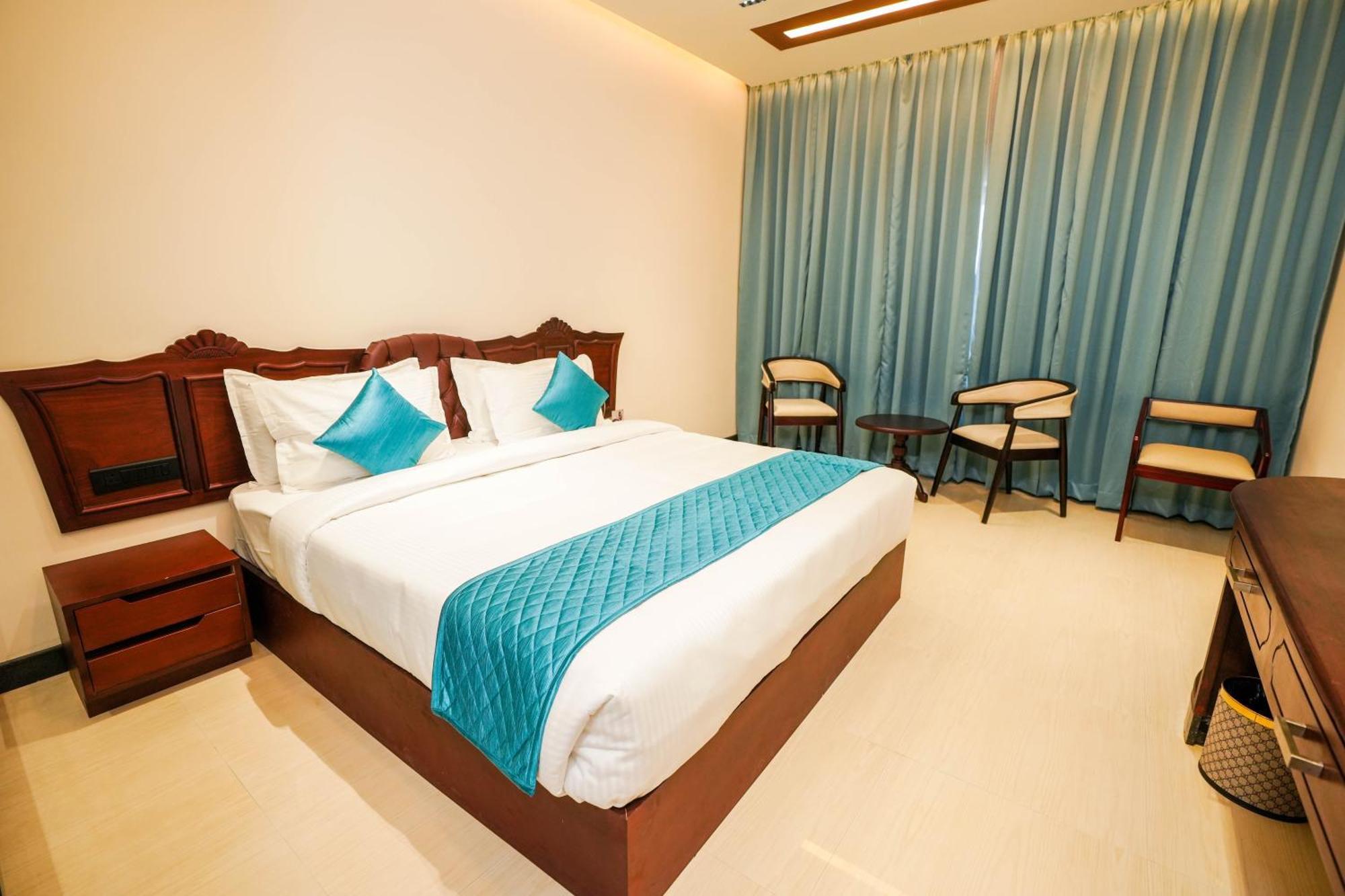 Blue Castle Hotel Thiruvananthapuram Exterior photo