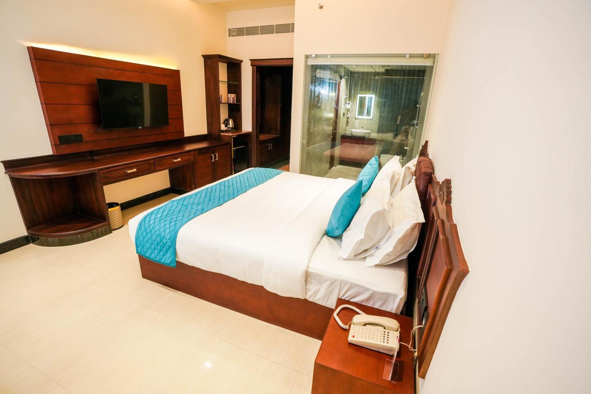 Blue Castle Hotel Thiruvananthapuram Exterior photo